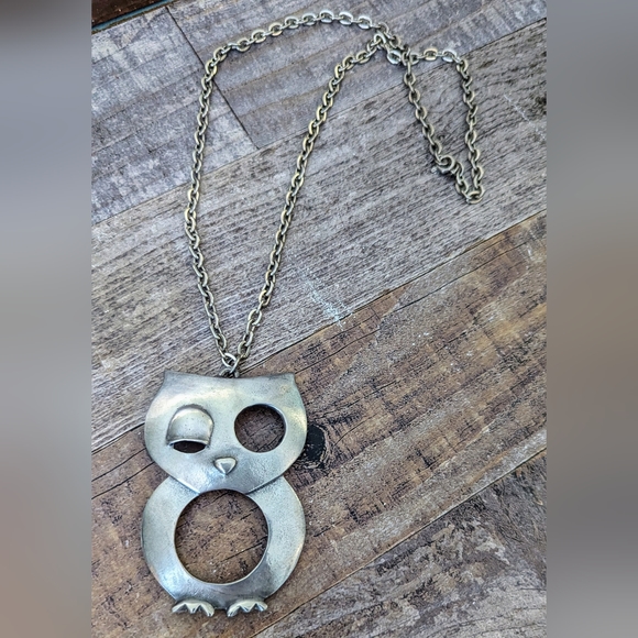 Vintage Large Pewter Winking Owl Pendant on Silver Chain - Picture 5 of 8